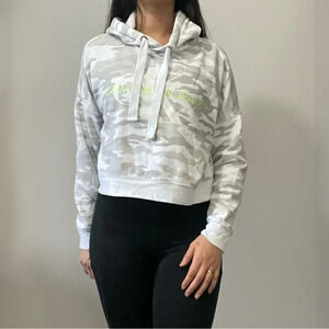 🌿 Calvin Klein Jeans Camo Crop  Hoodie - Woman’s Size Medium 🌈